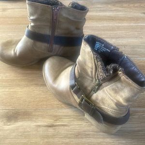 Nice pair of ankle boots size 6 M asking $10 I got them locally and paid 39.99